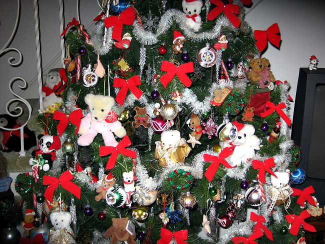 Closer photo of Christmas tree decorated with bears